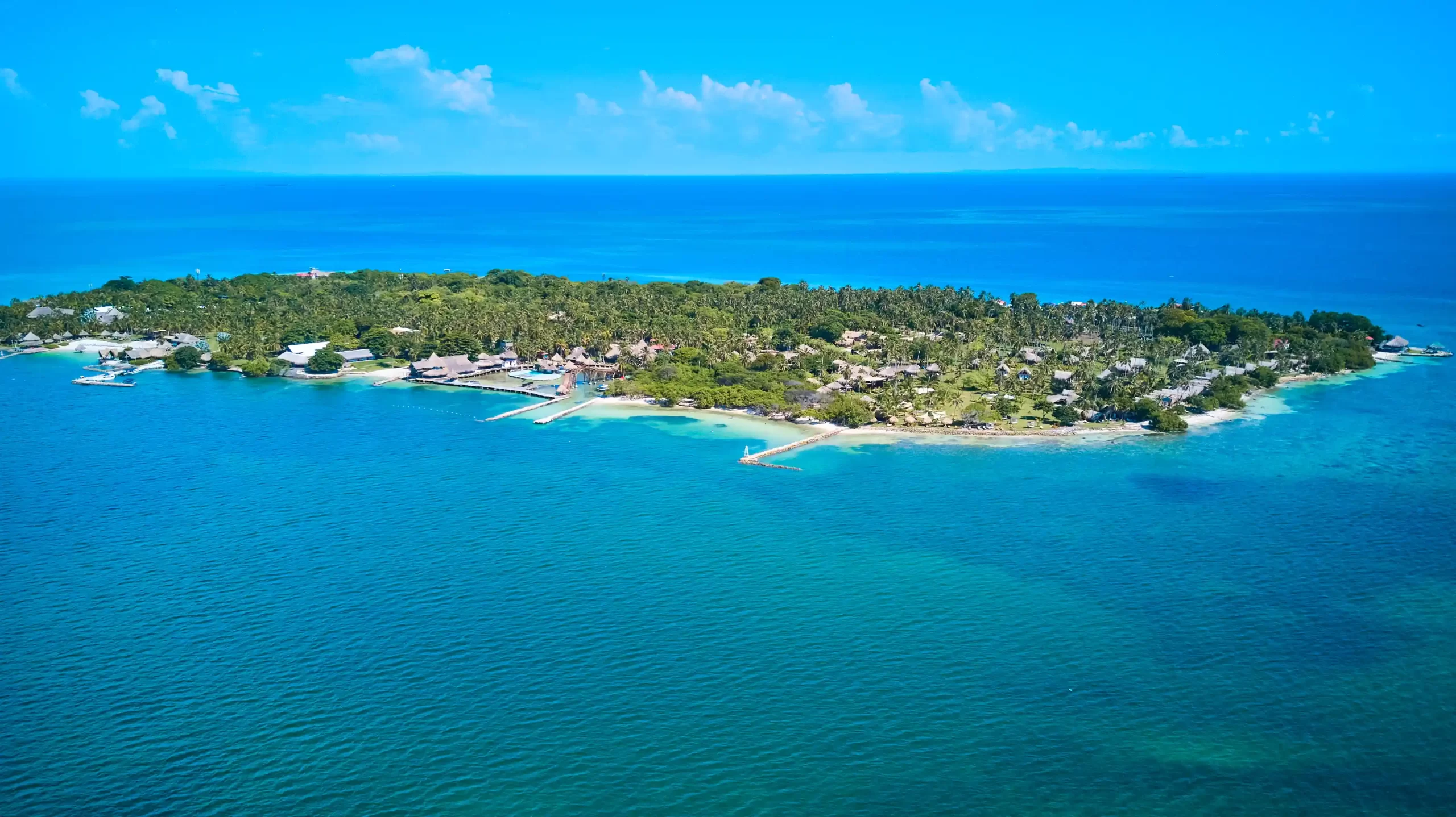 Vista aérea panorámica del Hotel Isla Múcura y sus instalaciones rodeadas de mar.