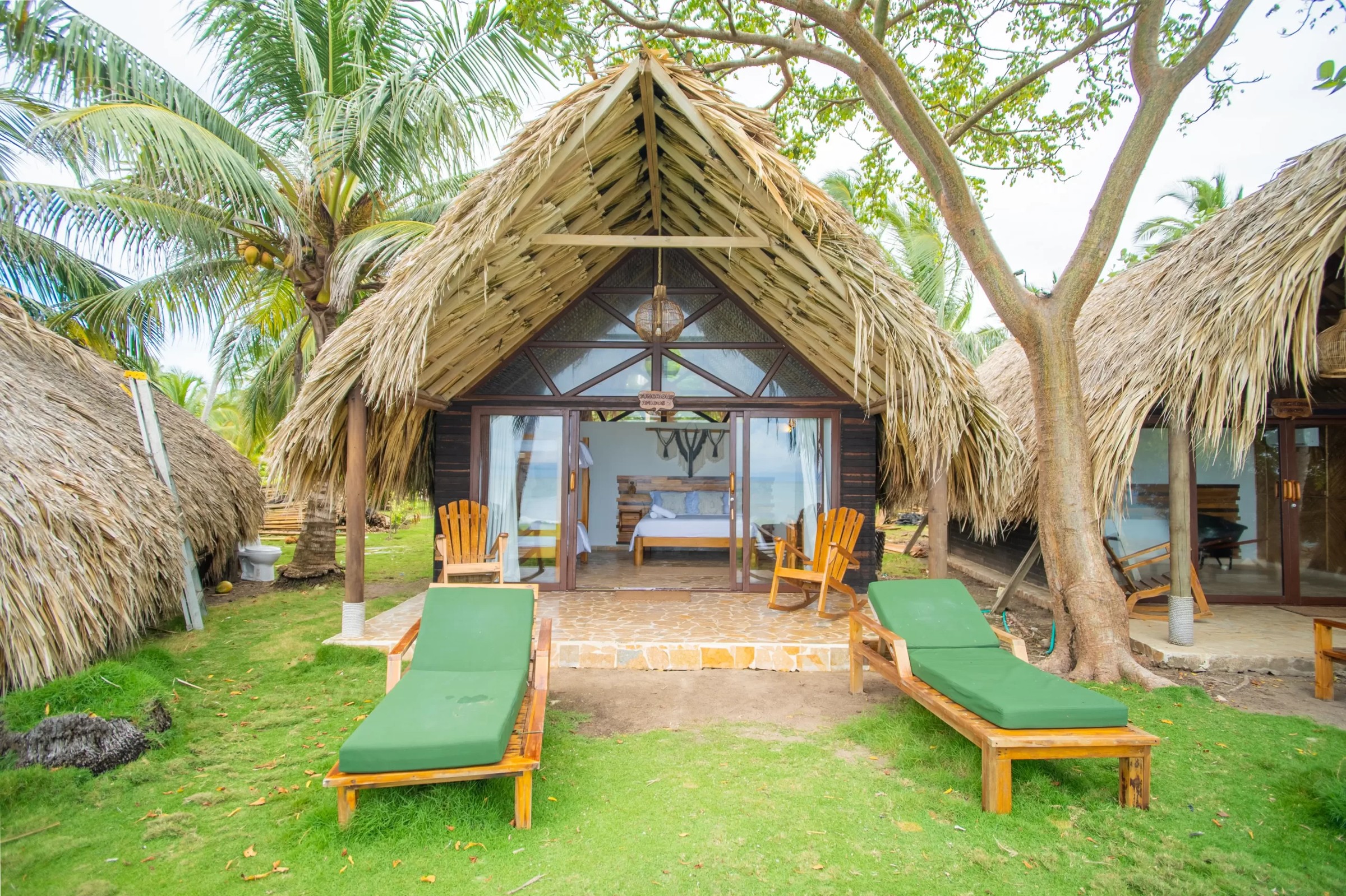 Oceanfront Family Bungalow on Isla Múcura