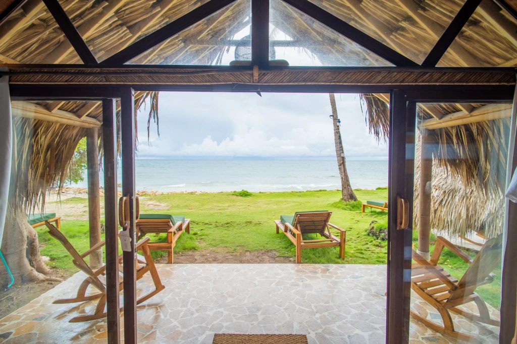 Oceanfront Family Bungalow on Isla Múcura