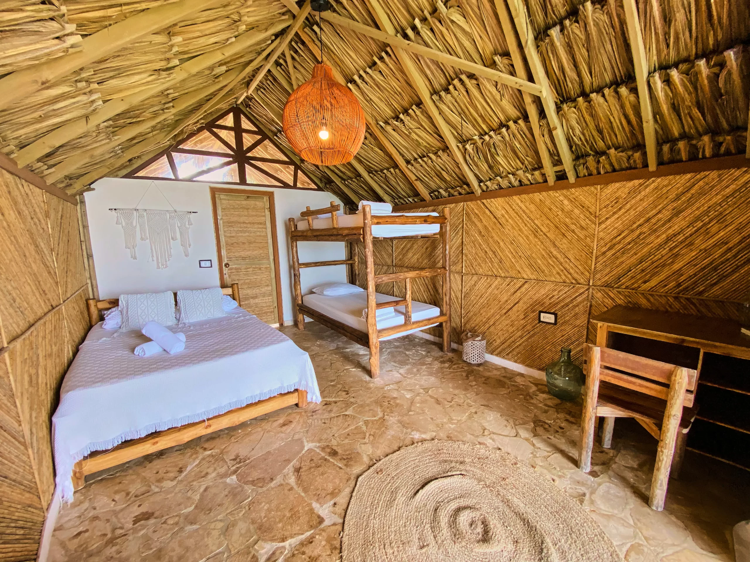 Interior espacioso del bungalow familiar frente al mar en Isla Múcura.