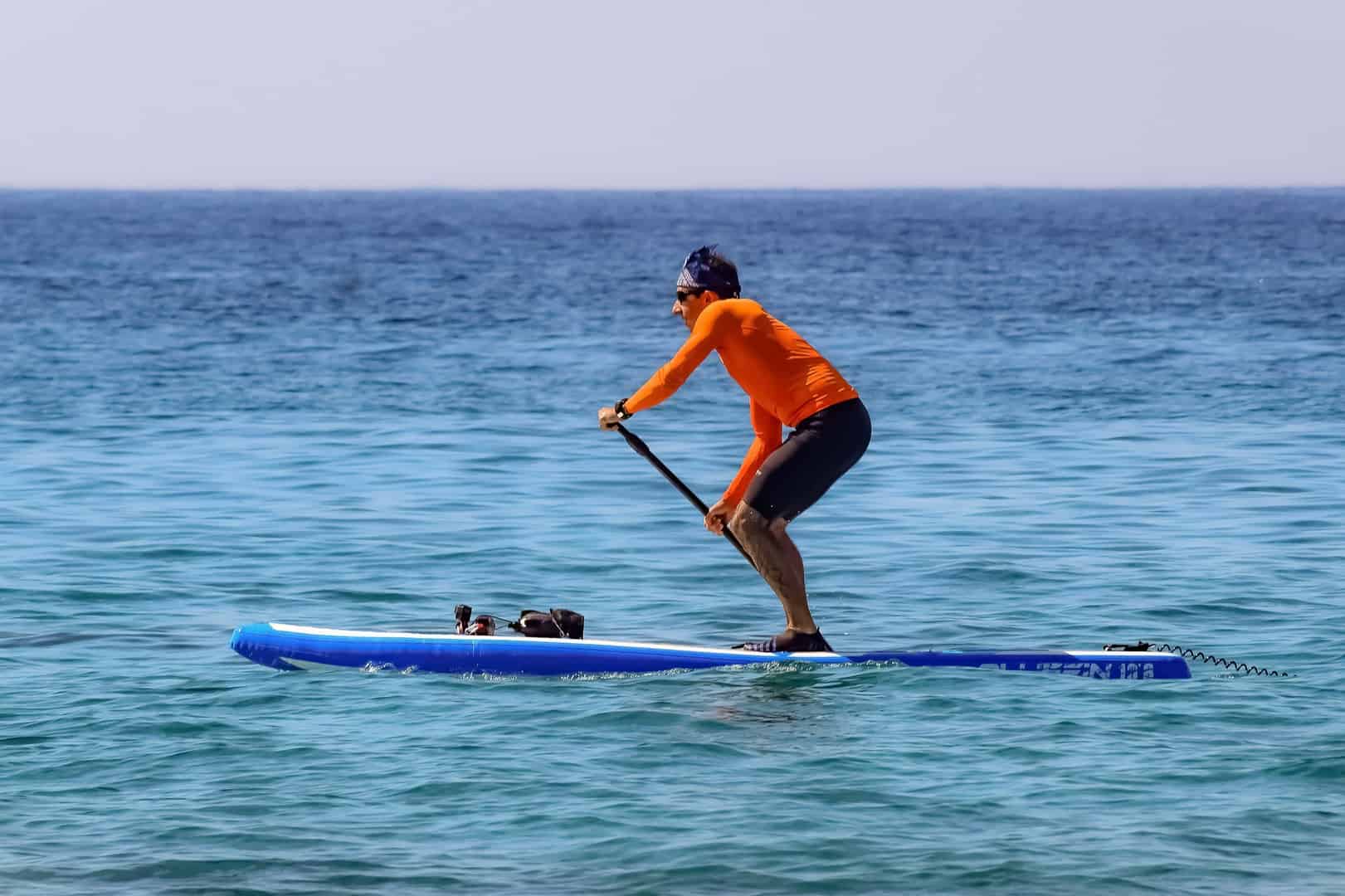 Paddle board en isla mucura, hombre disfrutando