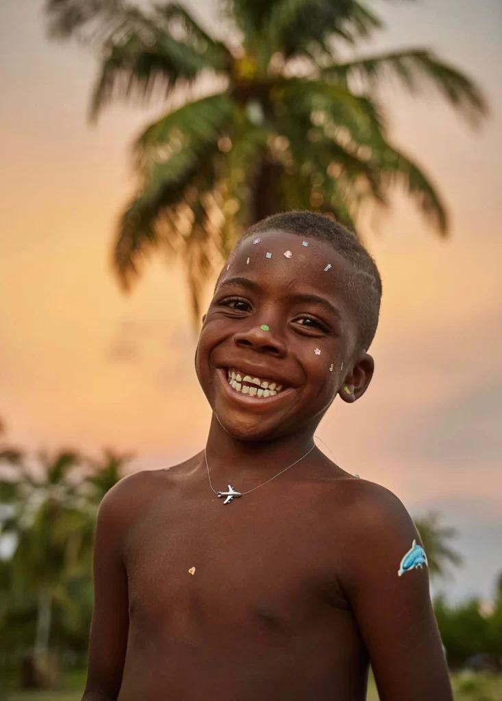 Niño al atardecer