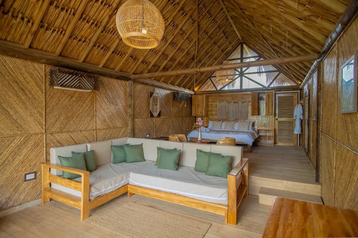 Interior de una cabaña de madera